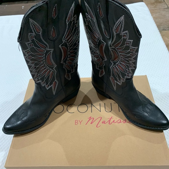 Coconuts by Matisse Black Western Cowboy Boots with Wing Design - Picture 5 of 6